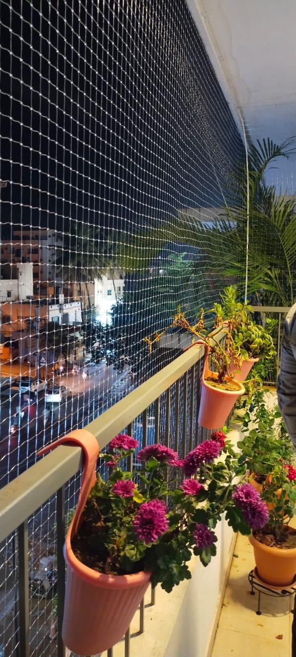 Balcony safety net installation